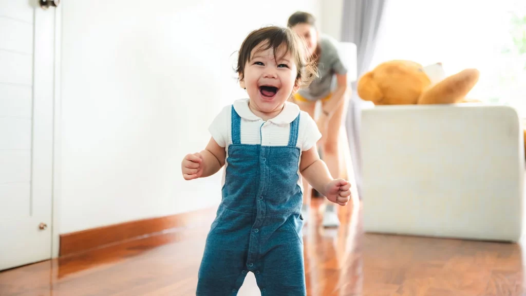 Bebé caminando con calzado especializado para bebes