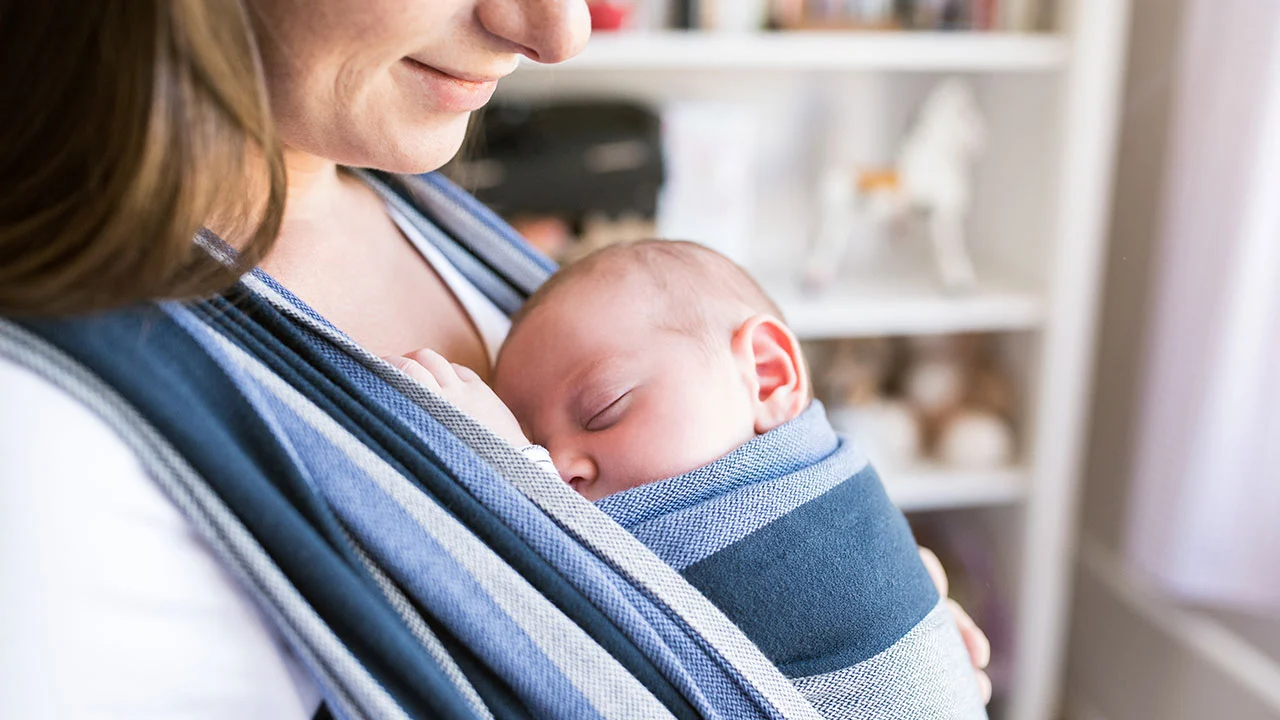 Mamá con su bebé en un fular portabebe